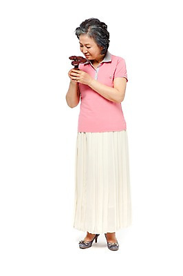 포토 JPG 스튜디오촬영 전신 모델 라이프스타일 응시 여자 노년 할머니 포즈 재료 건조 실내 건강 한명 서기 미소 웃음 들기 누끼 사람 동양인 라이프 앞모습 실버라이프 노후 건강관리 버섯 한의학 한국인 약재 한약재 실버 약초 60대 한약 영지 영지버섯 여자만 여자한명만 노인만 노인여자만 노인여자한명만 국내포토 1 시선 뷰포인트 의학 모션 표정 관리 인종 성인 내부 생활 약 풀_식물 성인만 파일형식