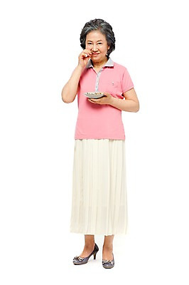 포토 JPG 스튜디오촬영 전신 모델 라이프스타일 여자 노년 할머니 포즈 재료 실내 건강 한명 서기 미소 웃음 들기 누끼 사람 동양인 라이프 앞모습 실버라이프 노후 건강관리 한의학 한국인 약재 한약재 실버 약초 60대 한약 목단피 여자만 여자한명만 노인만 노인여자만 노인여자한명만 국내포토 1 뷰포인트 의학 모션 표정 관리 인종 성인 내부 생활 약 풀_식물 성인만 파일형식