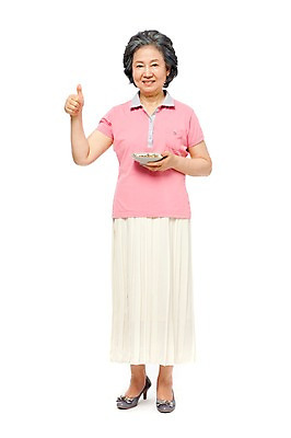 포토 JPG 스튜디오촬영 전신 모델 라이프스타일 여자 노년 할머니 포즈 재료 실내 건강 한명 서기 미소 웃음 들기 누끼 사람 동양인 손짓 라이프 앞모습 실버라이프 노후 건강관리 한의학 한국인 엄지손가락 약재 한약재 최고 실버 약초 60대 한약 목단피 여자만 여자한명만 노인만 노인여자만 노인여자한명만 국내포토 1 뷰포인트 손가락 의학 모션 표정 관리 인종 성인 내부 생활 약 풀_식물 성인만 파일형식