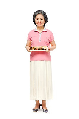 포토 JPG 스튜디오촬영 전신 모델 라이프스타일 여자 노년 할머니 포즈 재료 실내 건강 한명 서기 미소 웃음 들기 누끼 사람 동양인 라이프 앞모습 실버라이프 노후 건강관리 한의학 한국인 약재 한약재 실버 약초 60대 한약 여자만 여자한명만 노인만 노인여자만 노인여자한명만 국내포토 1 뷰포인트 의학 모션 표정 관리 인종 성인 내부 생활 약 풀_식물 성인만 파일형식