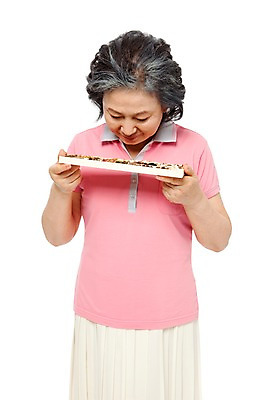 포토 JPG 스튜디오촬영 모델 라이프스타일 응시 여자 노년 할머니 포즈 재료 실내 건강 고개숙이기 한명 서기 미소 웃음 들기 누끼 사람 동양인 상반신 라이프 앞모습 실버라이프 노후 건강관리 한의학 한국인 약재 한약재 실버 약초 60대 한약 여자만 여자한명만 노인만 노인여자만 노인여자한명만 국내포토 1 시선 뷰포인트 의학 모션 표정 관리 숙이기 인종 성인 내부 생활 약 풀_식물 성인만 파일형식