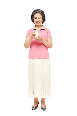 포토 JPG 스튜디오촬영 전신 모델 라이프스타일 여자 노년 할머니 음료 포즈 잔 실내 건강 한명 서기 미소 웃음 들기 누끼 사람 동양인 라이프 앞모습 컵 실버라이프 노후 건강관리 한국인 우유 마시기 실버 60대 먹기 흰우유 여자만 여자한명만 노인만 노인여자만 노인여자한명만 국내포토 1 식기 뷰포인트 모션 유제품 표정 관리 인종 성인 내부 생활 성인만 파일형식