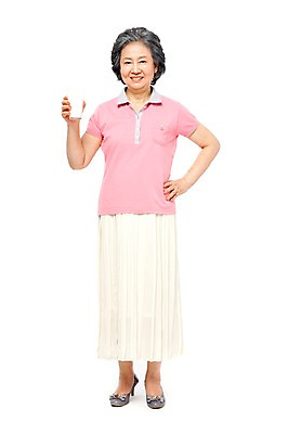 포토 JPG 스튜디오촬영 전신 모델 라이프스타일 여자 노년 할머니 음료 허리손 포즈 잔 실내 건강 한명 서기 미소 웃음 들기 누끼 사람 동양인 라이프 앞모습 컵 실버라이프 노후 건강관리 한국인 우유 마시기 실버 60대 먹기 흰우유 여자만 여자한명만 노인만 노인여자만 노인여자한명만 국내포토 1 식기 뷰포인트 모션 유제품 표정 관리 인종 성인 내부 생활 성인만 파일형식