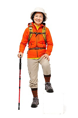 포토 JPG 스튜디오촬영 전신 모델 모자 라이프스타일 여자 노년 할머니 여유 스포츠 포즈 가방 배낭 지팡이 레저용품 레저 실내 건강 한명 서기 미소 웃음 들기 누끼 사람 동양인 취미 라이프 앞모습 레포츠 실버라이프 노후 운동 걷기 건강관리 등산 트래킹 한국인 실버 60대 등산복 즐거움 등산용품 등산가방 등산모자 다리들기 여자만 여자한명만 노인만 노인여자만 노인여자한명만 국내포토 모자_잡화 1 잡화 옷 감정 뷰포인트 모션 표정 관리 인종 성인 내부 생활 레포츠용품 성인만 파일형식