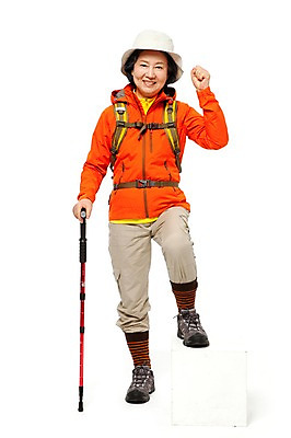 포토 JPG 스튜디오촬영 전신 모델 모자 라이프스타일 여자 노년 할머니 여유 스포츠 포즈 가방 배낭 지팡이 레저용품 레저 실내 건강 한명 서기 미소 웃음 들기 누끼 사람 동양인 손짓 취미 라이프 앞모습 레포츠 실버라이프 노후 운동 걷기 건강관리 파이팅 주먹 등산 트래킹 한국인 실버 60대 등산복 즐거움 등산용품 등산가방 등산모자 다리들기 여자만 여자한명만 노인만 노인여자만 노인여자한명만 국내포토 모자_잡화 1 잡화 옷 감정 뷰포인트 모션 표정 관리 인종 성인 내부 생활 레포츠용품 성인만 파일형식