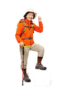 포토 JPG 스튜디오촬영 전신 모델 모자 라이프스타일 여자 노년 할머니 여유 스포츠 포즈 가방 배낭 지팡이 레저용품 레저 실내 건강 한명 서기 미소 웃음 들기 누끼 사람 동양인 손짓 취미 라이프 레포츠 실버라이프 노후 운동 걷기 건강관리 파이팅 주먹 등산 트래킹 한국인 실버 60대 등산복 즐거움 등산용품 등산가방 등산모자 다리들기 여자만 여자한명만 노인만 노인여자만 노인여자한명만 국내포토 모자_잡화 1 잡화 옷 감정 모션 표정 관리 인종 성인 내부 생활 레포츠용품 성인만 파일형식