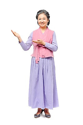 포토 JPG 스튜디오촬영 전신 모델 라이프스타일 여자 노년 할머니 포즈 안내 실내 손바닥 한명 서기 미소 웃음 누끼 사람 동양인 손짓 라이프 앞모습 실버라이프 노후 기쁨 한국인 실버 60대 환영 개량한복 여자만 여자한명만 노인만 노인여자만 노인여자한명만 국내포토 1 손 감정 뷰포인트 모션 표정 인종 성인 내부 생활 한복 성인만 파일형식