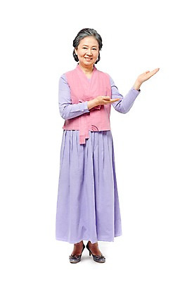 포토 JPG 스튜디오촬영 전신 모델 라이프스타일 여자 노년 할머니 포즈 안내 실내 손바닥 한명 서기 미소 웃음 누끼 사람 동양인 손짓 라이프 앞모습 실버라이프 노후 기쁨 한국인 실버 60대 환영 개량한복 여자만 여자한명만 노인만 노인여자만 노인여자한명만 국내포토 1 손 감정 뷰포인트 모션 표정 인종 성인 내부 생활 한복 성인만 파일형식