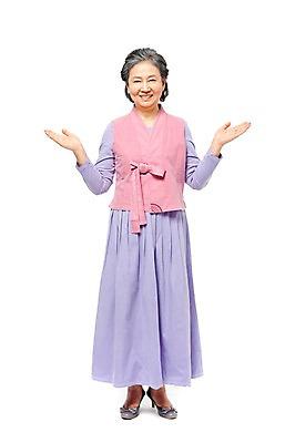 포토 JPG 스튜디오촬영 전신 모델 라이프스타일 여자 노년 할머니 포즈 안내 실내 손바닥 한명 서기 미소 웃음 누끼 사람 동양인 손짓 라이프 앞모습 실버라이프 노후 기쁨 한국인 실버 60대 환영 개량한복 여자만 여자한명만 노인만 노인여자만 노인여자한명만 국내포토 1 손 감정 뷰포인트 모션 표정 인종 성인 내부 생활 한복 성인만 파일형식