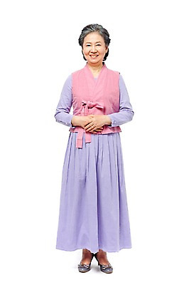포토 JPG 스튜디오촬영 전신 모델 라이프스타일 여자 노년 할머니 포즈 실내 한명 서기 미소 웃음 누끼 사람 동양인 손짓 라이프 앞모습 실버라이프 노후 한국인 예절 실버 60대 손모으기 개량한복 여자만 여자한명만 노인만 노인여자만 노인여자한명만 국내포토 1 뷰포인트 모션 표정 인종 성인 내부 생활 한복 성인만 파일형식