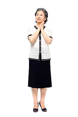 포토 JPG 스튜디오촬영 전신 모델 라이프스타일 응시 여자 노년 할머니 포즈 실내 한명 서기 미소 웃음 누끼 사람 동양인 손짓 라이프 앞모습 실버라이프 노후 한국인 실버 60대 손모으기 여자만 여자한명만 노인만 노인여자만 노인여자한명만 국내포토 1 시선 뷰포인트 모션 표정 인종 성인 내부 생활 성인만 파일형식