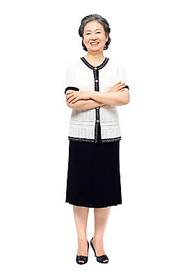 포토 JPG 스튜디오촬영 전신 모델 라이프스타일 여자 노년 할머니 포즈 실내 한명 서기 미소 웃음 누끼 사람 동양인 라이프 앞모습 실버라이프 노후 팔짱 한국인 실버 60대 여자만 여자한명만 노인만 노인여자만 노인여자한명만 국내포토 1 뷰포인트 모션 표정 인종 성인 내부 생활 성인만 파일형식