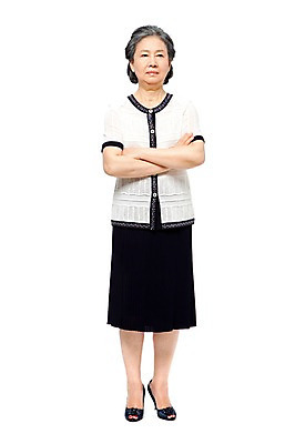 포토 JPG 스튜디오촬영 전신 모델 라이프스타일 여자 노년 할머니 포즈 실내 한명 서기 미소 웃음 누끼 사람 동양인 라이프 앞모습 실버라이프 노후 팔짱 한국인 실버 60대 여자만 여자한명만 노인만 노인여자만 노인여자한명만 국내포토 1 뷰포인트 모션 표정 인종 성인 내부 생활 성인만 파일형식