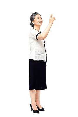 포토 JPG 스튜디오촬영 전신 모델 라이프스타일 응시 여자 노년 할머니 포즈 실내 한명 서기 미소 웃음 누끼 사람 동양인 손짓 라이프 옆모습 실버라이프 노후 한국인 검지손가락 가리킴 실버 60대 여자만 여자한명만 노인만 노인여자만 노인여자한명만 국내포토 1 시선 뷰포인트 손가락 모션 표정 인종 성인 내부 생활 성인만 파일형식