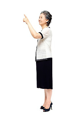 포토 JPG 스튜디오촬영 전신 모델 라이프스타일 응시 여자 노년 할머니 포즈 실내 한명 서기 미소 웃음 누끼 사람 동양인 손짓 라이프 옆모습 실버라이프 노후 한국인 검지손가락 가리킴 실버 60대 여자만 여자한명만 노인만 노인여자만 노인여자한명만 국내포토 1 시선 뷰포인트 손가락 모션 표정 인종 성인 내부 생활 성인만 파일형식