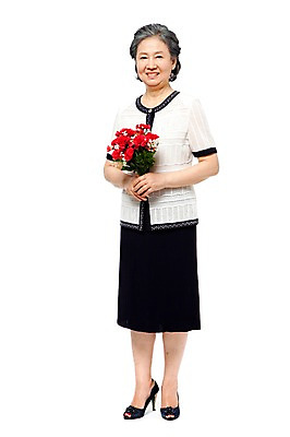 포토 JPG 스튜디오촬영 전신 식물 모델 라이프스타일 여자 노년 꽃 할머니 꽃다발 포즈 실내 한명 서기 미소 웃음 들기 누끼 사람 동양인 라이프 앞모습 빨간색 실버라이프 노후 한국인 실버 60대 어버이날 카네이션 여자만 여자한명만 노인만 노인여자만 노인여자한명만 국내포토 1 기념일 뷰포인트 컬러 모션 표정 인종 성인 내부 생활 성인만 파일형식