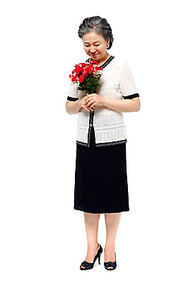 포토 JPG 스튜디오촬영 전신 식물 모델 라이프스타일 응시 여자 노년 꽃 할머니 꽃다발 포즈 실내 고개숙이기 한명 서기 미소 웃음 들기 누끼 사람 동양인 라이프 앞모습 빨간색 실버라이프 노후 한국인 실버 60대 어버이날 카네이션 여자만 여자한명만 노인만 노인여자만 노인여자한명만 국내포토 1 시선 기념일 뷰포인트 컬러 모션 표정 숙이기 인종 성인 내부 생활 성인만 파일형식
