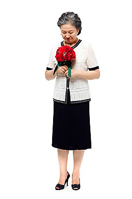 포토 JPG 스튜디오촬영 전신 식물 모델 라이프스타일 응시 여자 노년 꽃 할머니 부케 포즈 실내 고개숙이기 한명 서기 미소 웃음 들기 누끼 사람 동양인 라이프 앞모습 빨간색 실버라이프 노후 한국인 실버 60대 어버이날 여자만 여자한명만 노인만 노인여자만 노인여자한명만 국내포토 1 시선 기념일 뷰포인트 컬러 꽃다발 모션 표정 숙이기 인종 성인 내부 생활 성인만 파일형식