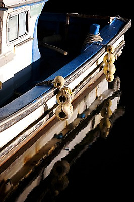 포토 JPG 주간 밧줄 교통수단 바다 겨울 창문 한국 풍경 사람없음 야외 어선 동해 부표 선박 국내포토 자연요소 계절 아시아 줄 교통 수상교통 배_교통 파일형식