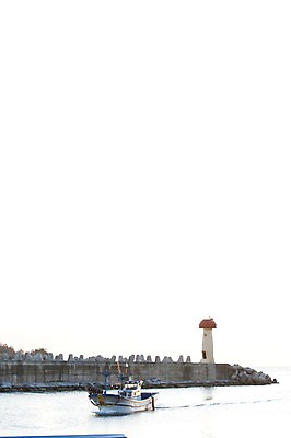 포토 JPG 주간 나무 식물 시설물 건축물 바다 겨울 자연 조명 한국 등대 밝음 풍경 해변 사람없음 야외 빛 항구 돌_바위 바위 어선 방파제 동해 테트라포드 선박 국내포토 자연요소 계절 공공시설 건축 아시아 수상교통 배_교통 교통시설 생태계 파일형식