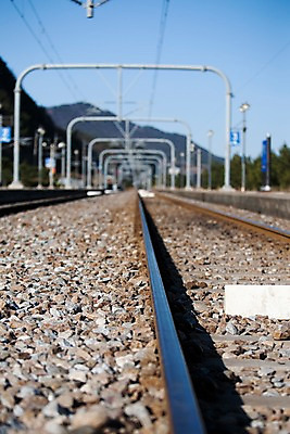 포토 JPG 주간 나무 식물 시설물 도로 길 바다 교통 교통시설 하늘 한국 풍경 사람없음 야외 관광지 맑음 기찻길 원근감 전선 신호등 강릉 정동진 철도의날 국내포토 자연요소 건축물 아시아 뷰포인트 여행 날씨 시설 강원도 파일형식 법정기념일