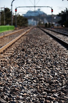 포토 JPG 주간 나무 식물 시설물 도로 길 바다 교통 교통시설 하늘 한국 풍경 사람없음 야외 관광지 맑음 기찻길 원근감 전선 신호등 강릉 정동진 철도의날 국내포토 자연요소 건축물 아시아 뷰포인트 여행 날씨 시설 강원도 파일형식 법정기념일