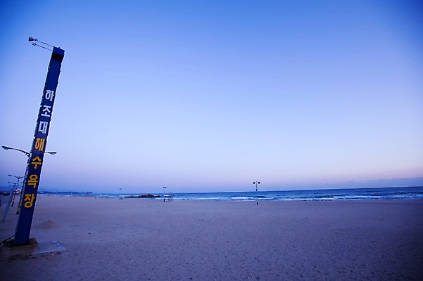 포토 JPG 주간 시설물 모래 바다 겨울 가로등 자연 하늘 한국 풍경 해변 사람없음 야외 모래사장 어둠 표지판 해수욕장 동해 강릉 하조대 국내포토 자연요소 건축물 계절 공공시설 아시아 알림판 생태계 강원도 양양 파일형식
