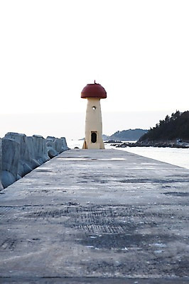 포토 JPG 주간 나무 식물 시설물 건축물 바다 겨울 자연 한국 등대 풍경 해변 사람없음 야외 돌_바위 바위 방파제 동해 테트라포드 국내포토 자연요소 계절 공공시설 건축 아시아 생태계 파일형식