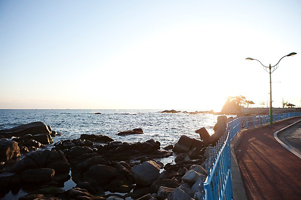 포토 JPG 주간 길 바다 겨울 가로등 자연 하늘 한국 풍경 사람없음 야외 햇빛 태양 드라이브 차도 돌_바위 바위 아스팔트 방파제 해안도로 동해 강릉 주문진 국내포토 자연요소 계절 공공시설 아시아 도로 운전 해수욕장 생태계 강원도 파일형식