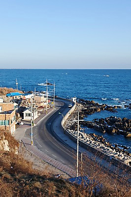 포토 JPG 주간 도로 길 바다 겨울 가로등 자연 하늘 주택 한국 풍경 사람없음 야외 건물 드라이브 차도 아스팔트 방파제 해안도로 동해 강릉 주문진 국내포토 자연요소 건축물 계절 공공시설 아시아 교통시설 운전 해수욕장 생태계 강원도 파일형식