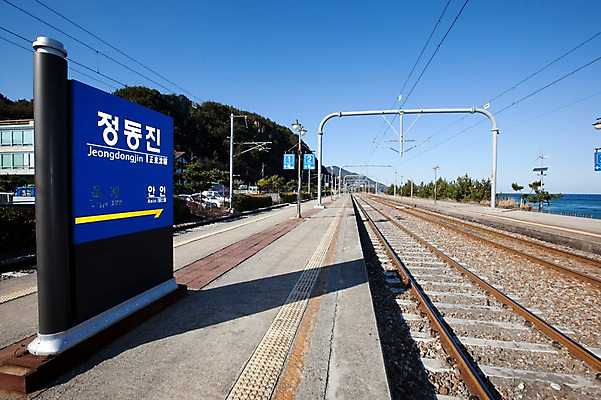 포토 JPG 주간 나무 식물 건축물 도로 길 바다 교통 교통시설 하늘 한국 풍경 해변 사람없음 야외 건물 관광지 햇빛 태양 맑음 기찻길 원근감 전선 역 동해 기차역 정동진 철도의날 국내포토 자연요소 건축 아시아 뷰포인트 여행 날씨 시설 강릉 파일형식 법정기념일