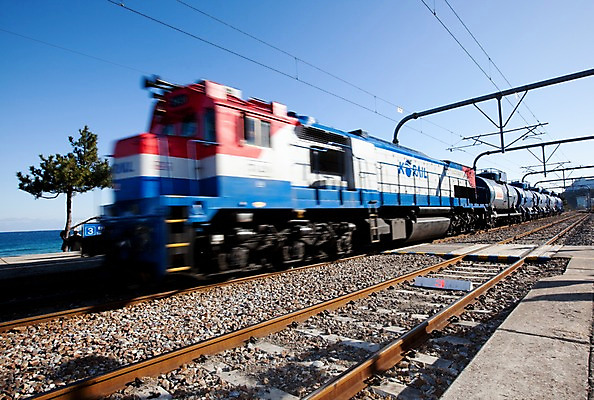 포토 JPG 주간 나무 식물 육상교통 교통수단 바다 교통 교통시설 자연 하늘 한국 풍경 사람없음 관광지 맑음 기찻길 원근감 기차 전선 소나무 동해 정동진 철도의날 국내포토 자연요소 아시아 뷰포인트 여행 날씨 대중교통 시설 생태계 강릉 파일형식 법정기념일