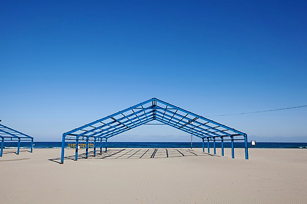 포토 JPG 주간 건축물 건축 모래 바다 겨울 하늘 한국 그림자 풍경 해변 사람없음 야외 맑음 구조물 동해 철조물 국내포토 자연요소 계절 아시아 날씨 파일형식