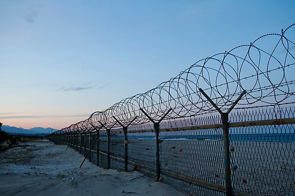 포토 JPG 주간 구름 자연현상 하늘 한국 풍경 해변 사람없음 야외 모래사장 노을 일몰 원근감 철조망 철조물 철책 국내포토 자연요소 아시아 바다 뷰포인트 자연 파일형식