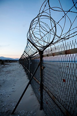포토 JPG 주간 구름 자연현상 하늘 한국 풍경 해변 사람없음 야외 모래사장 노을 일몰 원근감 철조망 철조물 철책 국내포토 자연요소 아시아 바다 뷰포인트 자연 파일형식