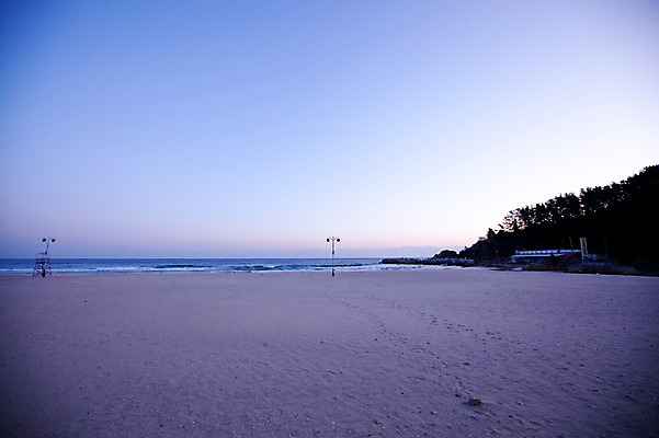 포토 JPG 주간 바다 겨울 가로등 자연현상 자연 하늘 한국 풍경 해변 사람없음 야외 모래사장 노을 방파제 강원도 동해 하조대 횟집 국내포토 자연요소 계절 공공시설 아시아 식당 생태계 양양 파일형식