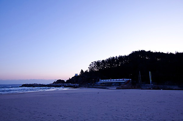 포토 JPG 주간 바다 겨울 자연현상 자연 하늘 한국 풍경 해변 사람없음 야외 모래사장 노을 방파제 강원도 동해 하조대 횟집 국내포토 자연요소 계절 공공시설 아시아 식당 생태계 양양 파일형식