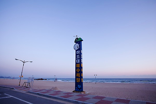 포토 JPG 주간 바다 겨울 가로등 자연현상 자연 하늘 한국 풍경 해변 사람없음 야외 모래사장 노을 일몰 해수욕장 강원도 동해 양양군 하조대 하조대해수욕장 국내포토 자연요소 계절 공공시설 아시아 생태계 양양 파일형식
