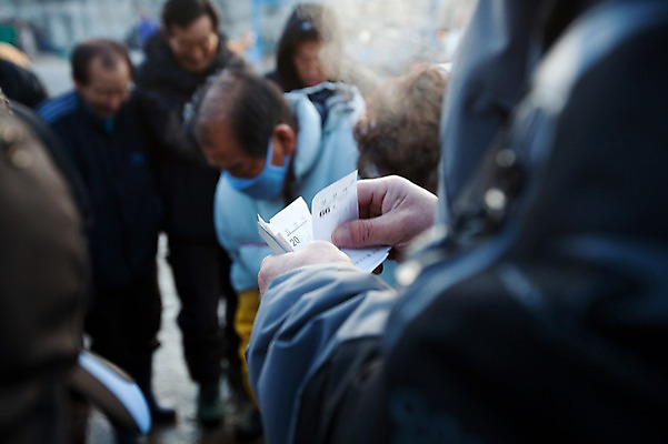 포토 JPG 주간 한국 어업 사람 풍경 여러명 야외 아웃포커스 시장 상인 어촌 수산시장 경매 어시장 국내포토 자연요소 산업 아시아 다수 촬영기법 경제 시골 파일형식