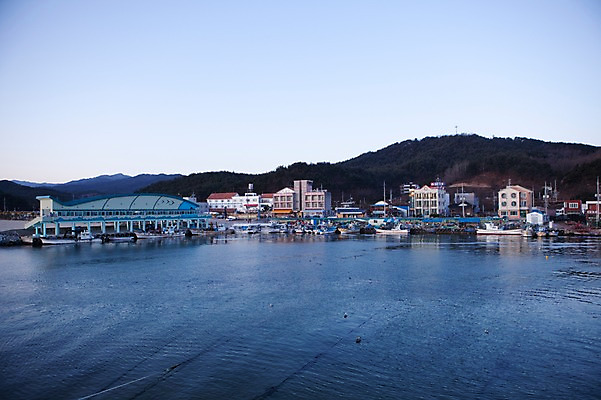 포토 JPG 주간 바다 수상교통 겨울 한국 어업 풍경 해변 사람없음 야외 항구 어선 정박 해안도시 어촌 동해 선박 국내포토 자연요소 계절 산업 아시아 교통수단 배_교통 교통시설 시골 도시 파일형식