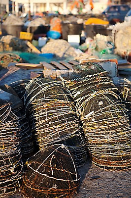 포토 JPG 주간 바다 한국 어업 풍경 사람없음 야외 아웃포커스 쌓기 항구 도구 그물 해안도시 어촌 동해 통발 국내포토 자연요소 산업 아시아 교통시설 모션 촬영기법 시골 도시 파일형식