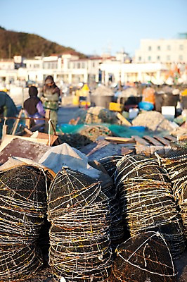 포토 JPG 주간 바다 노동자 한국 어업 사람 풍경 야외 아웃포커스 쌓기 항구 도구 그물 어부 해안도시 어촌 동해 어구 통발 국내포토 자연요소 직업 산업 아시아 교통시설 모션 촬영기법 시골 도시 파일형식