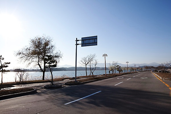 포토 JPG 주간 나무 식물 도로 길 호수 가로등 하늘 한국 그림자 풍경 사람없음 야외 강 원근감 차도 표지판 아스팔트 강릉 경포호수 국내포토 자연요소 공공시설 아시아 뷰포인트 교통시설 알림판 강원도 파일형식