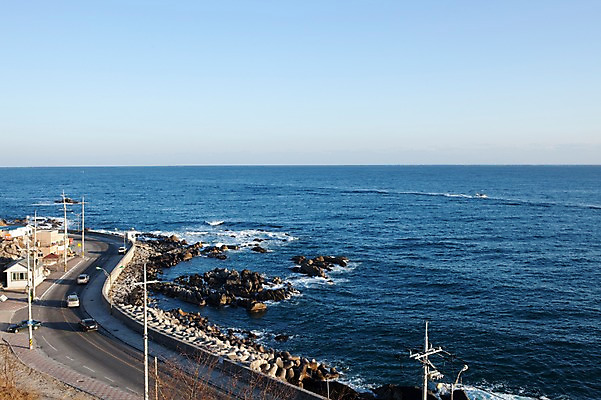 포토 JPG 주간 도로 길 바다 겨울 자동차 자연 주택 한국 풍경 해변 사람없음 야외 건물 차도 돌_바위 바위 방파제 전봇대 해안도로 동해 주문진 국내포토 자연요소 건축물 계절 공공시설 아시아 육상교통 교통시설 해수욕장 생태계 강릉 파일형식