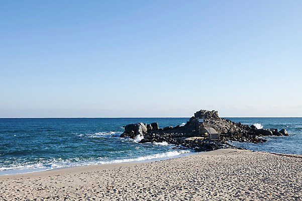 포토 JPG 주간 파도 바다 겨울 자연 하늘 한국 풍경 해변 사람없음 야외 모래사장 맑음 돌_바위 바위 동해 바위섬 구름다리 가교 국내포토 자연요소 건축물 계절 아시아 섬 날씨 다리_건축물 생태계 파일형식