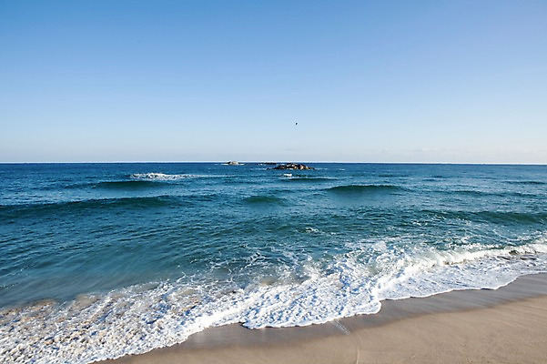 포토 JPG 주간 파도 바다 겨울 자연 하늘 한국 풍경 해변 사람없음 야외 모래사장 맑음 돌_바위 바위 동해 바위섬 국내포토 자연요소 계절 아시아 섬 날씨 생태계 파일형식