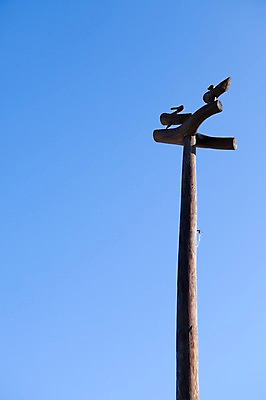 포토 JPG 주간 나무 한국문화 한국전통 전통 전통문화 문화 하늘 한국 풍경 사람없음 야외 목재 장식 조형물 맑음 기둥 공예 공예품 전통공예 무속 목공예 민속공예 솟대 민간신앙 수호신 국내포토 자연요소 식물 동양문화 건축 아시아 종교 재료 날씨 미술 취미 신_종교 파일형식