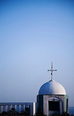 포토 JPG 주간 해외풍경 해외 건축물 아시아 바다 난간 하늘 풍경 해변 사람없음 야외 건물 도시풍경 일본 가마쿠라 풍향계 에노시마 풍속계 풍향풍속계 국내포토 자연요소 건축 나라 기계 도시 파일형식