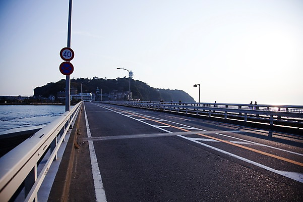 포토 JPG 주간 해외풍경 해외 시설물 아시아 도로 길 섬 가로등 교통시설 하늘 사람 풍경 여러명 야외 도시풍경 일본 원근감 차도 도시 표지판 보행자 아스팔트 도로표지판 가마쿠라 에노시마 가교 국내포토 자연요소 건축물 공공시설 나라 뷰포인트 다수 교통 알림판 시설 파일형식