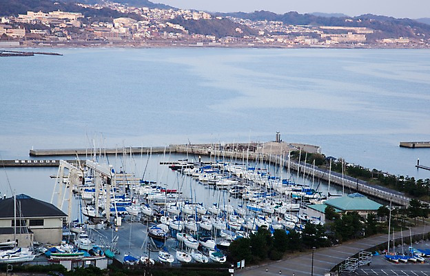 포토 JPG 주간 나무 식물 해외풍경 해외 아시아 교통수단 바다 섬 수상교통 풍경 해변 사람없음 야외 하이앵글 도시풍경 항구 일본 도시 보트 정박 해안도시 가마쿠라 에노시마 선박 국내포토 자연요소 나라 뷰포인트 교통 배_교통 교통시설 파일형식